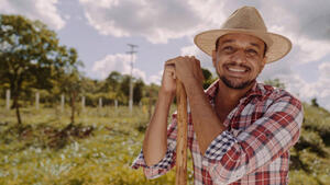 Produtor rural brasileiro em lavoura irrigada